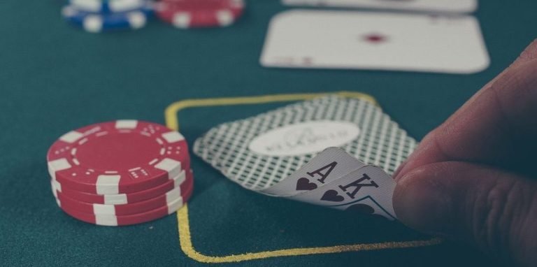 Studio kasino langsung dengan dealer roulette profesional di layar 138